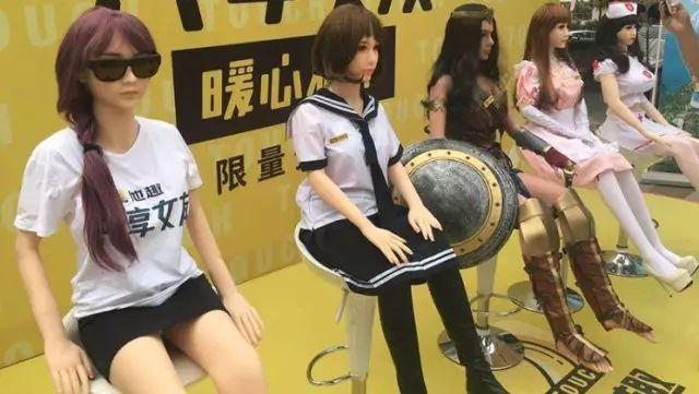 高傲的“單身”還是選擇人體硅膠娃娃？